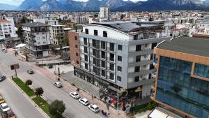 Luftaufnahme einer Stadt mit Bergen im Hintergrund in der Unterkunft Evdirhan Otel in Dosemealti