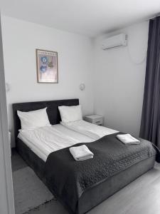 a bedroom with a bed with two towels on it at Pensiunea Rodica in Nădlac