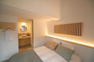 a small room with a bed and a sink at La Casa M-maison idéale pour groupes familles amis 12 personnes au calme avec piscine in Sainte-Hélène +32 photos