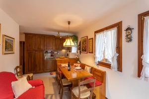 a kitchen and dining room with a table and chairs at Appartamento Mondeval in Selva di Cadore