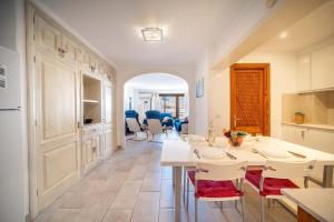 a kitchen with a table and chairs in a room at Piso Marc by Sealand Villas in Port de Pollensa