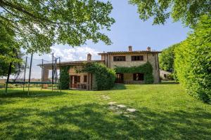 a house with ivy growing on it in a yard at Scappo in Umbria, La dolce Godera in Lugnano in Teverina +40 photos
