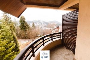 ein Balkon mit Blick auf einen Berg in der Unterkunft Icy Chalet in Predeal