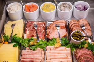 ein Tablett gefüllt mit verschiedenen Fleisch- und Gemüsesorten in der Unterkunft Port Hotel in Karlshamn