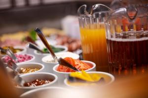 ein Tisch voller Speisen und Getränke in der Unterkunft Port Hotel in Karlshamn