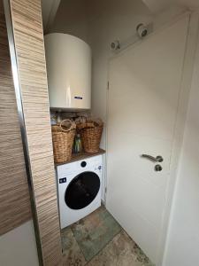a small kitchen with a washer and dryer at Au Petit Stub, studio 2 étoiles in Rosheim