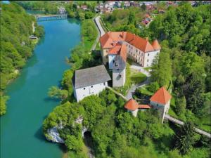 an aerial view of a house on an island in a river at Kuća za odmor Velnira in Ozalj