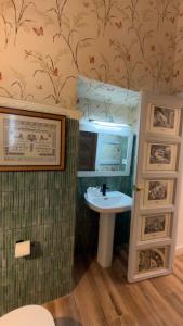 a bathroom with a sink and a mirror at Apartamento Banesto in Chinchón