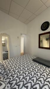 a room with a bed with a clock on the wall at Apartamento Banesto in Chinchón