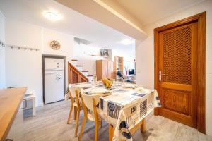 a dining room with a table and chairs and a kitchen at Piso Marina by Sealand Villas in Port de Pollensa