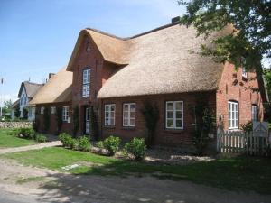 a red brick house with a gambrel roof at Ilskes Hus in Oevenum