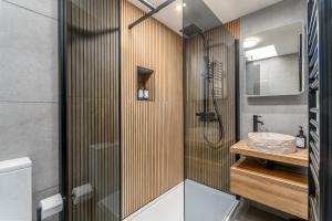 a bathroom with a shower and a sink at The Castle Suite 24h Gym Free Parking in Kenilworth