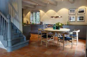 a kitchen and dining room with a table and chairs at Reethus Haupthaus im EG OG in Borgsum