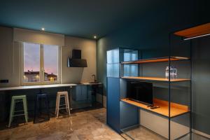 a living room with a bar and a tv at Le Stanze Di Vittoria in Cesenatico