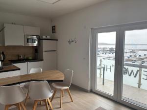 a kitchen and dining room with a table and chairs at Ferienwohnungen Hafenwerk in Braunsbedra