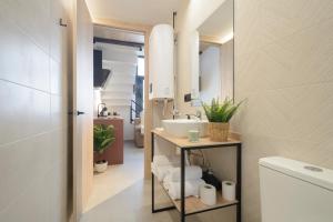 a bathroom with a sink and a toilet at Apartamentos Nevada Metro con PARKING GRATIS in Maracena +114 photos