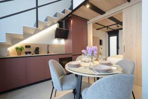 a kitchen and dining room with a table and chairs at Apartamentos Nevada Metro con PARKING GRATIS in Maracena