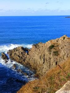 an image of the ocean with a rocky coastline at 波松の家 in Awara