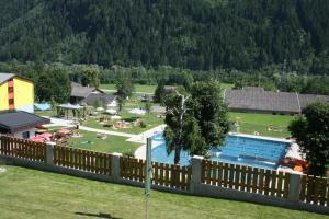a view of a swimming pool with people in a park at Appartementhaus Flattach in Flattach