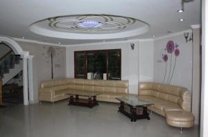 a living room with a couch and a table at Raj Palce in Kasol