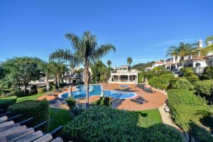 an aerial view of a resort with a swimming pool at Villa Magnolia The Crest 3 quartos e piscina in Almancil
