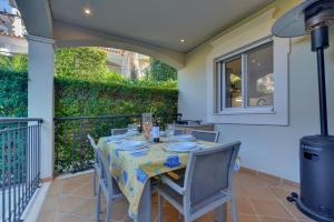 a table and chairs on a patio at Villa Magnolia The Crest 3 quartos e piscina in Almancil