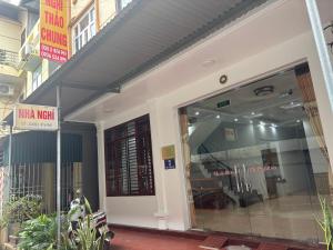 a store front with a sign in front of it at Nhà nghỉ thảo chung in Kỳ Lừa