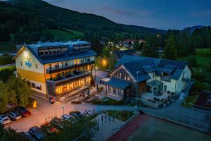 Luftaufnahme eines großen Hauses mit Parkplatz in der Unterkunft Hotel Helios in Lipová-lázně