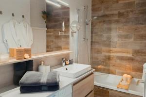 a bathroom with a sink and a shower and a tub at Sable & Pampas - Meublé de Tourisme 5 étoiles - Vue Panoramique & Terrasse - Climatisation - Plage à 200m in Carnon-Plage