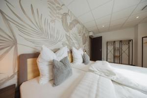 a bedroom with a bed with white sheets and pillows at HYGGE HOMES - Apartment 'silva' in Winsen