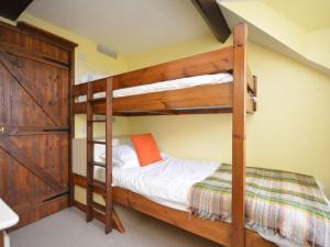 a bedroom with two bunk beds in a room at 3 Bed in Conwy oc-typll in Llangelynin
