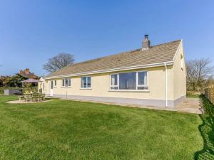 a house with a lawn in front of it at 3 Bed in Clynderwen oc-73936 in Maenclochog