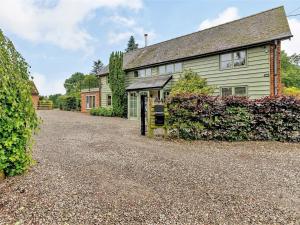an empty driveway in front of a house at 3 Bed in Presteigne oc-78350 in Kinsham