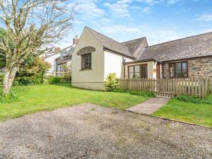 a white house with a fence and a yard at 2 Bed in Haverfordwest oc-94123 in Trevine