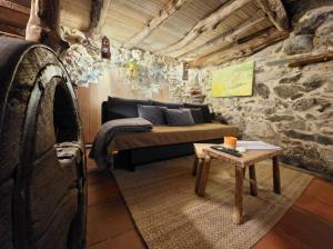 a living room with a bed and a table at Cardenha das Formiguinhas in Monção