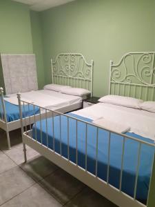 two bunk beds in a room withthritisthritisthritisthritisthritisthritisthritisthritisthritis at Tenerife Hostel in Los Cristianos
