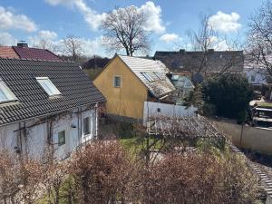 a yellow house in a city with houses at Beim Schlangenkönig in Straupitz