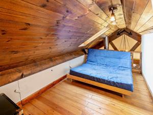 a bed in a room with a wooden ceiling at 1 Bed in Swansea oc-74221 in Ilston