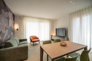 a living room with a couch and a table at A&G green flat il mare e Venezia in Cavallino-Treporti