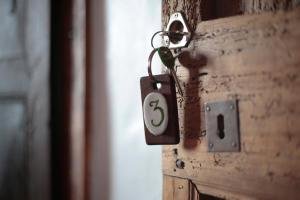 a lock on a wooden door with the number five at Ca' d'Alfieri in Bardi