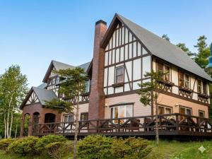 an exterior view of a large house at リゾートインブローニュ in Yanaike