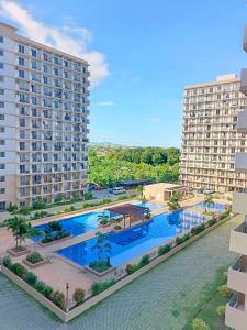 an image of an apartment complex with a swimming pool at AAvista in Basbas