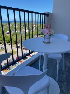 a table with a vase of flowers on a balcony at AAvista in Basbas