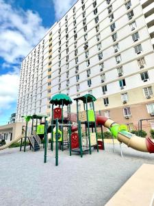 a playground in front of a large building at AAvista in Basbas