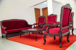a group of chairs and a coffee table in a room at Résidences Amana in Porto-Novo +1 photo