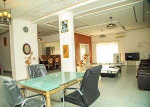 a living room with a glass table and chairs at Résidences Amana in Porto-Novo