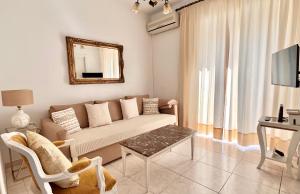 a living room with a couch and a table and a mirror at Apartamento Turístico Casa Bari in Olivenza