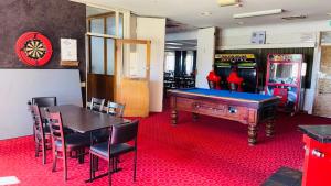 a dining room with a pool table and agamuitous at Coonalpyn Hotel in Coonalpyn +41 photos