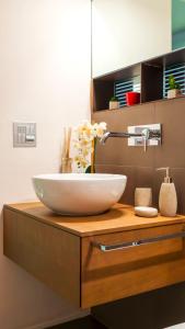 a bathroom with a bowl sink on a wooden counter at Loft Della Baia a Due Passi dal Mare in Sestri Levante