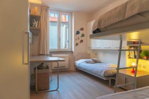 a small bedroom with a bunk bed and a desk at Loft Della Baia a Due Passi dal Mare in Sestri Levante